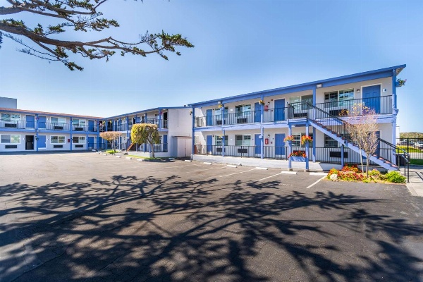 SureStay Hotel by Best Western Seaside Monterey image 1